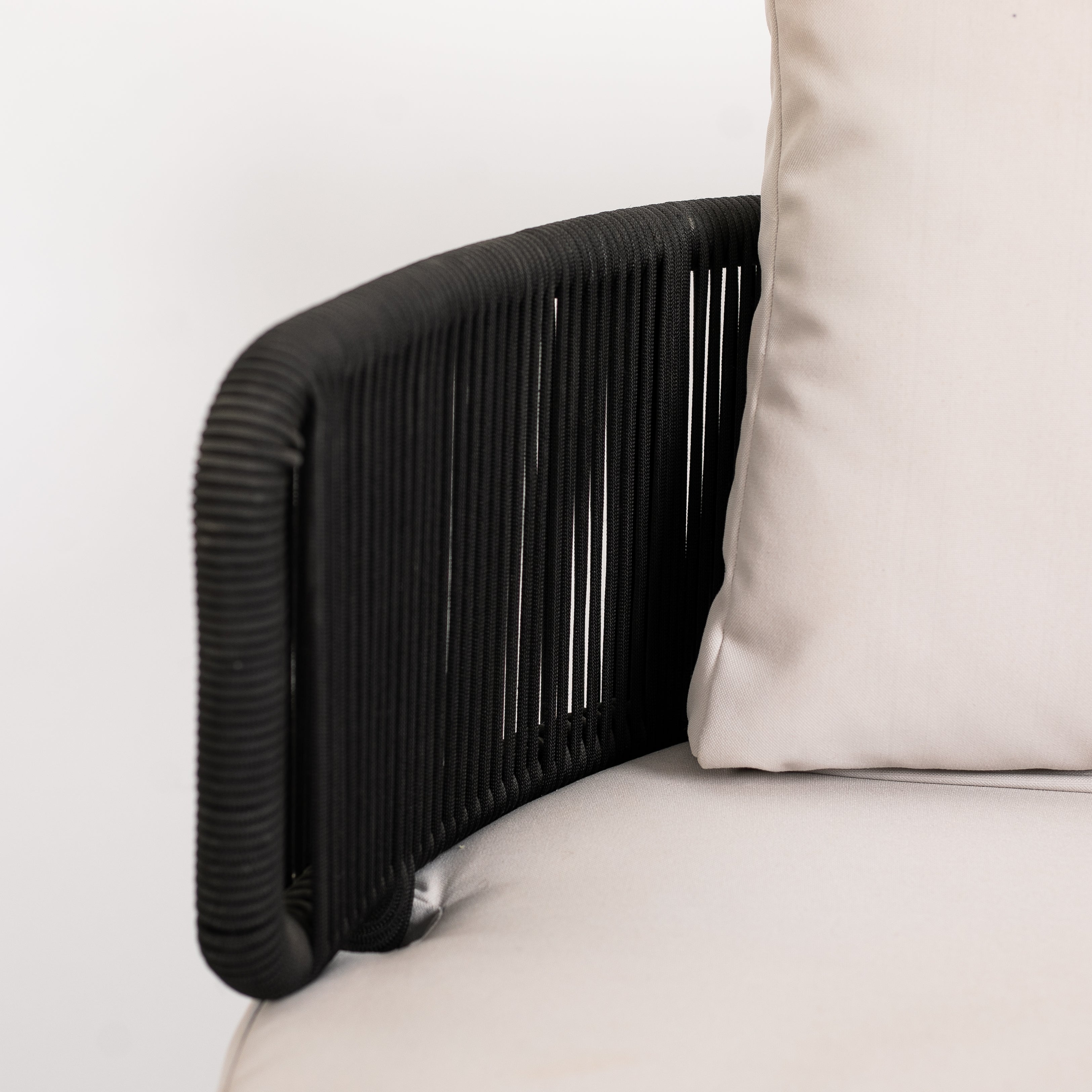 كرسي فوتيه دائري مزين بحبال