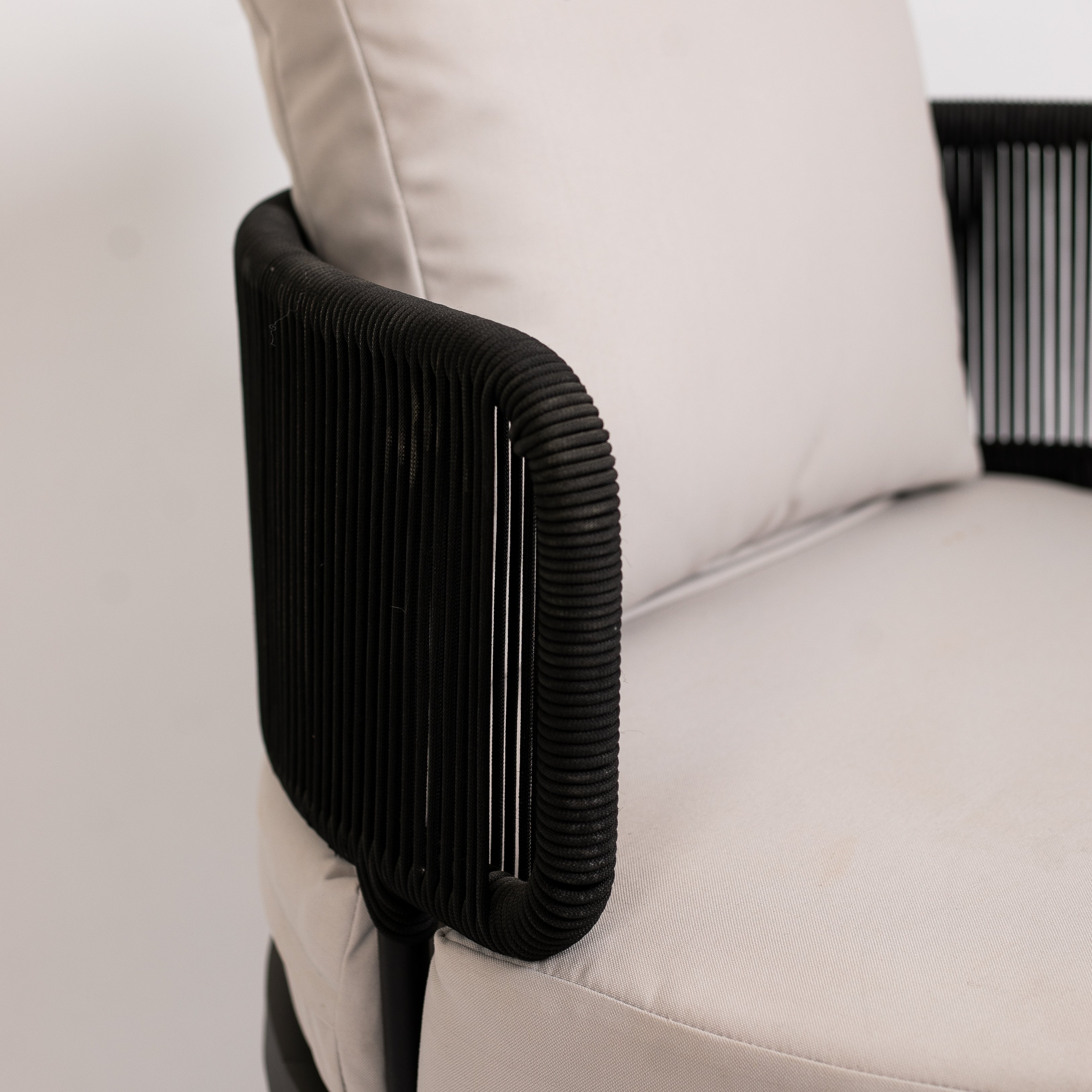 كرسي فوتيه دائري مزين بحبال