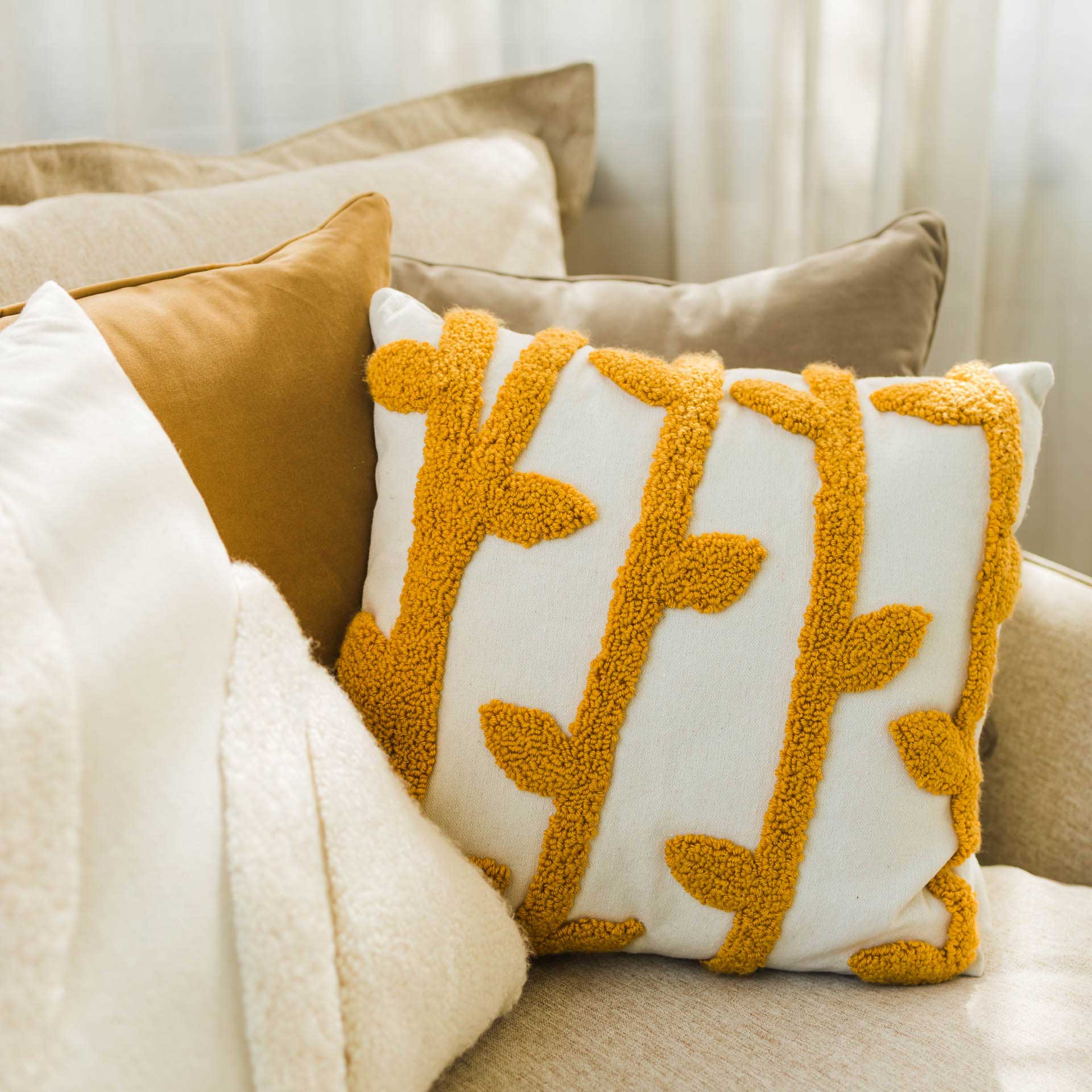 كوشن داليا مطرزة