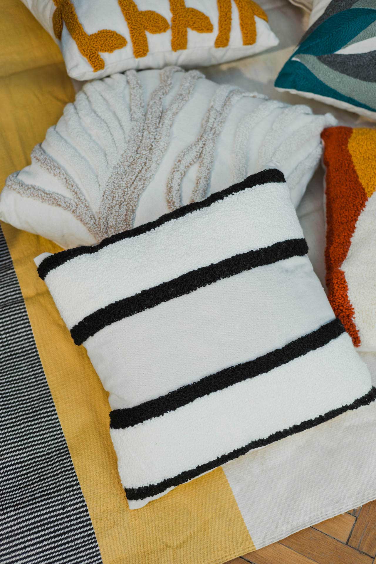 وسادة لينيا مطرزة