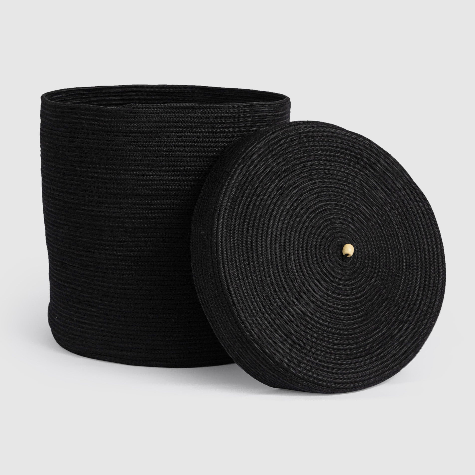 سلة غسيل بغطاء