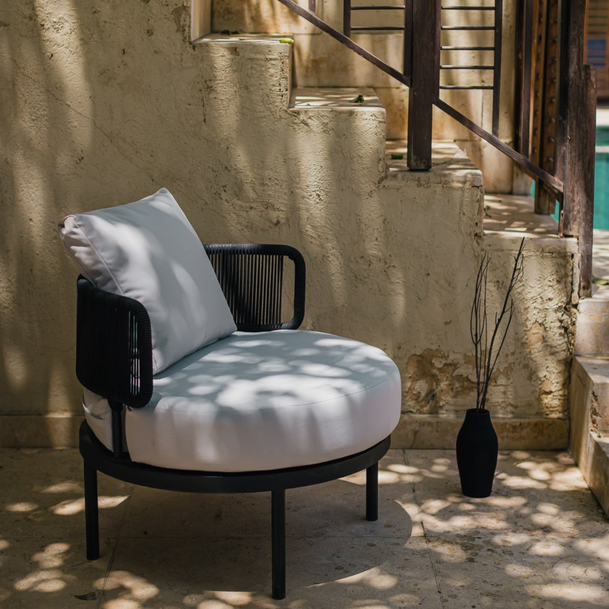 كرسي فوتيه دائري مزين بحبال