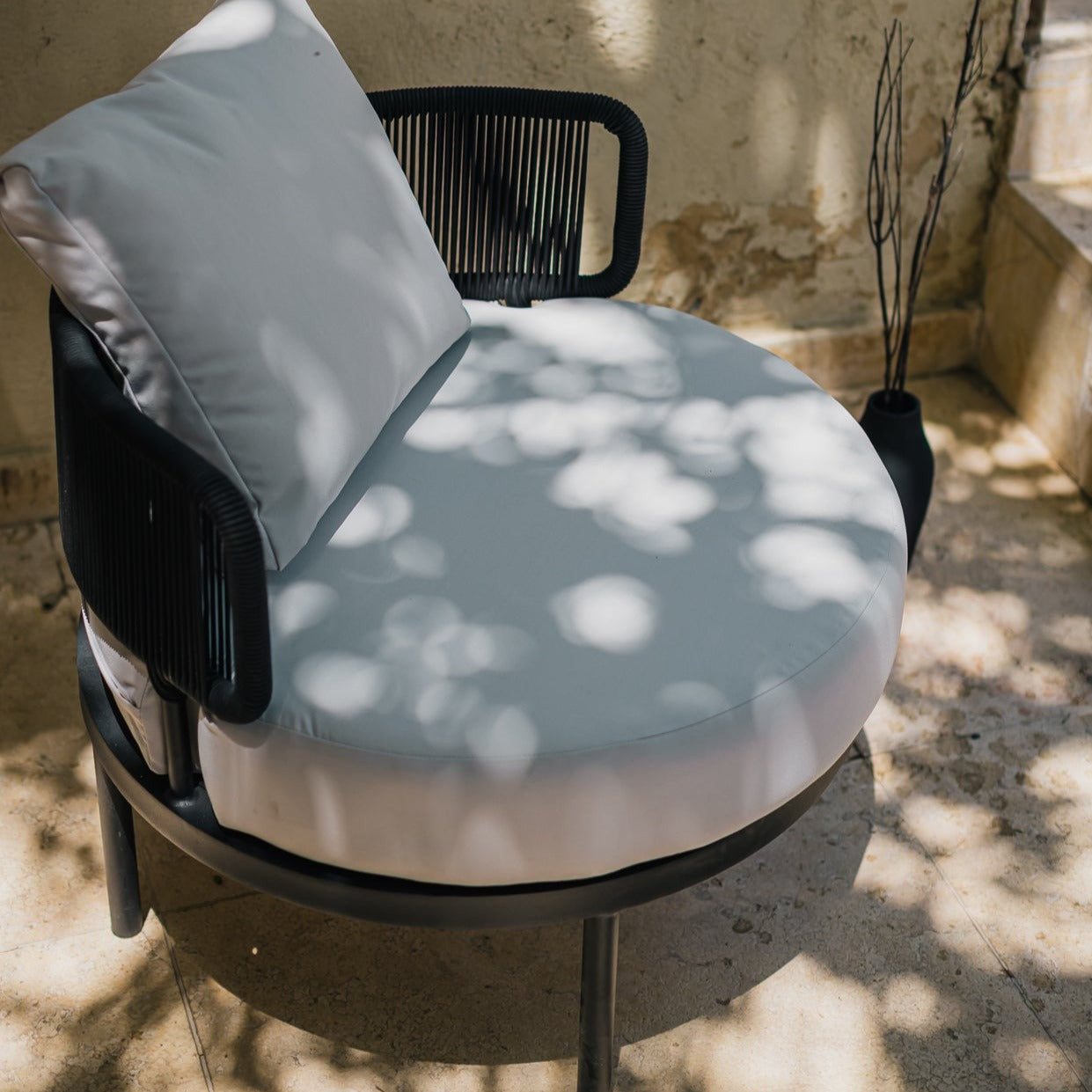 كرسي فوتيه دائري مزين بحبال