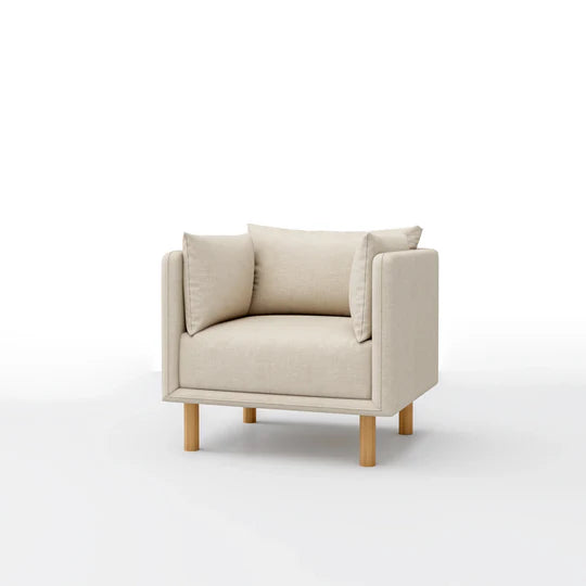 كرسي ماكان بذراعين وأرجل خشبية