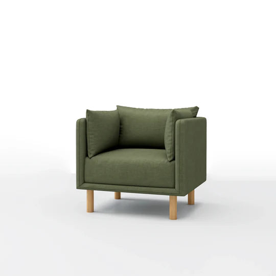 كرسي ماكان بذراعين وأرجل خشبية