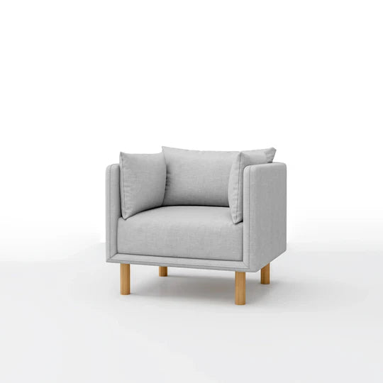 كرسي ماكان بذراعين وأرجل خشبية