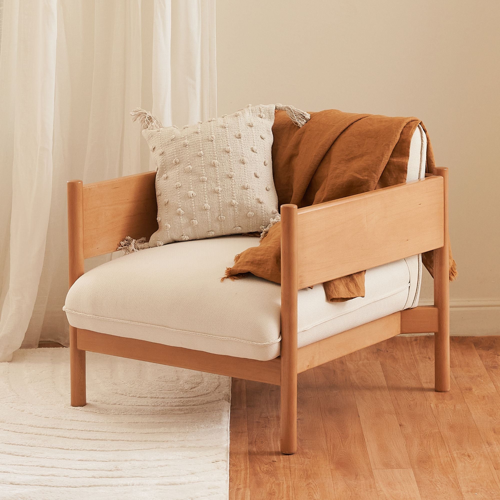 كرسي بذراعين إلارا